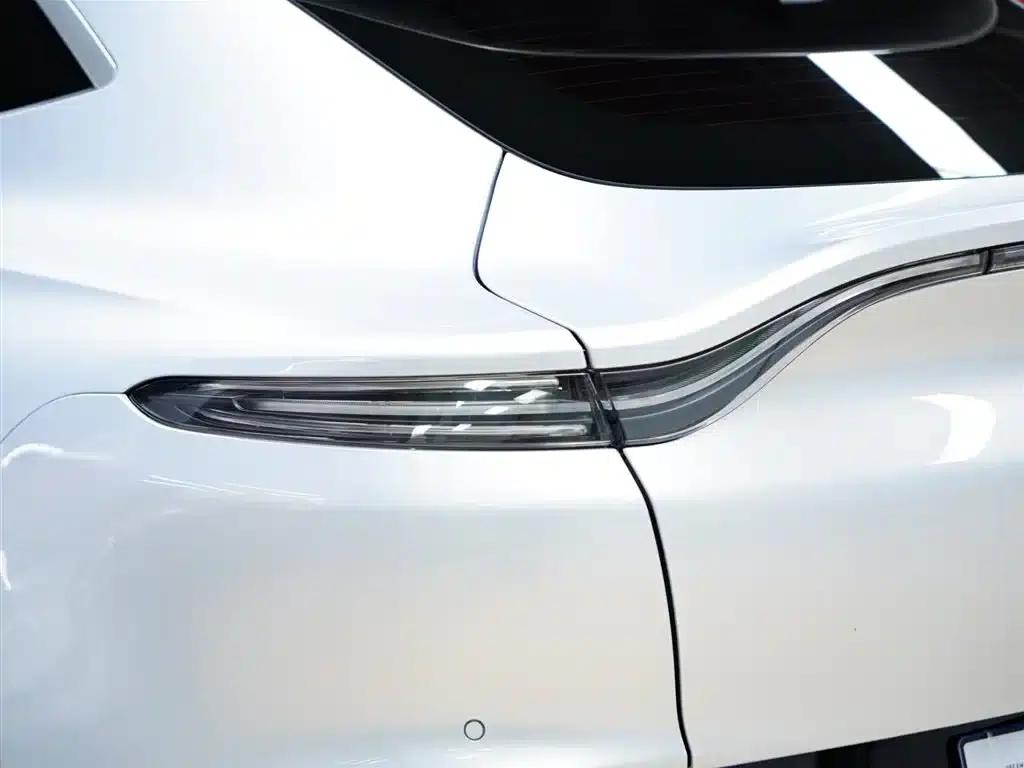 2022 Aston Martin DBX 4.0T V8 — миниатюра 3
