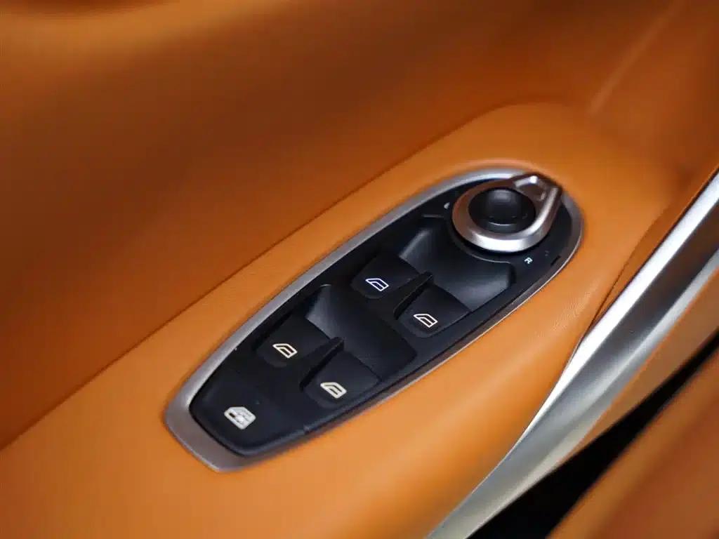 2022 Aston Martin DBX 4.0T V8 — миниатюра 28