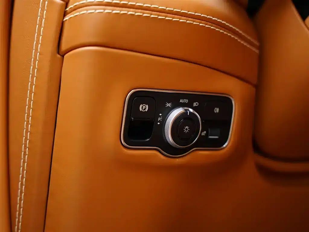 2022 Aston Martin DBX 4.0T V8 — миниатюра 33