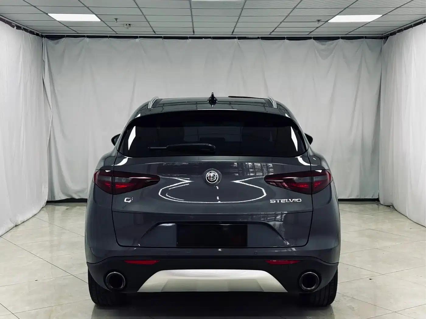 2017 Stelvio 2.0T 200HP Luxury Edition — миниатюра 5