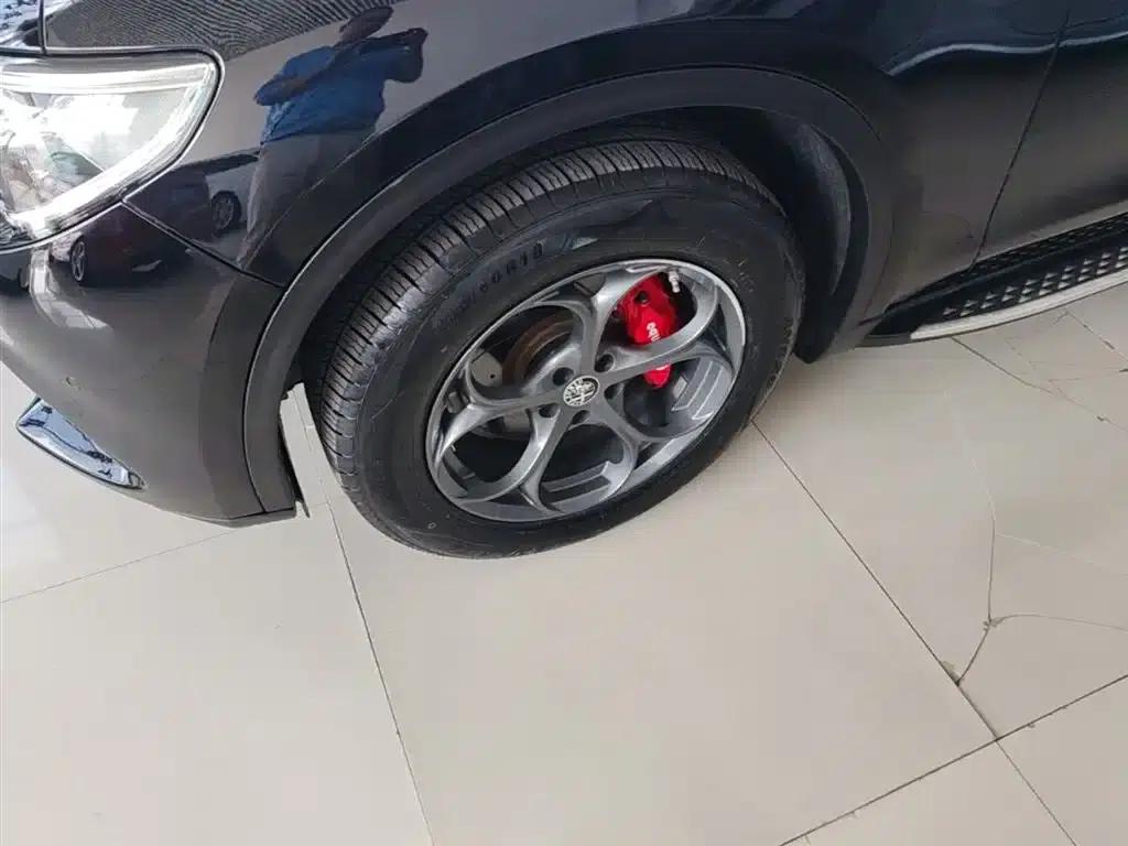 2017 Stelvio 2.0T 200HP Elite Edition — миниатюра 23