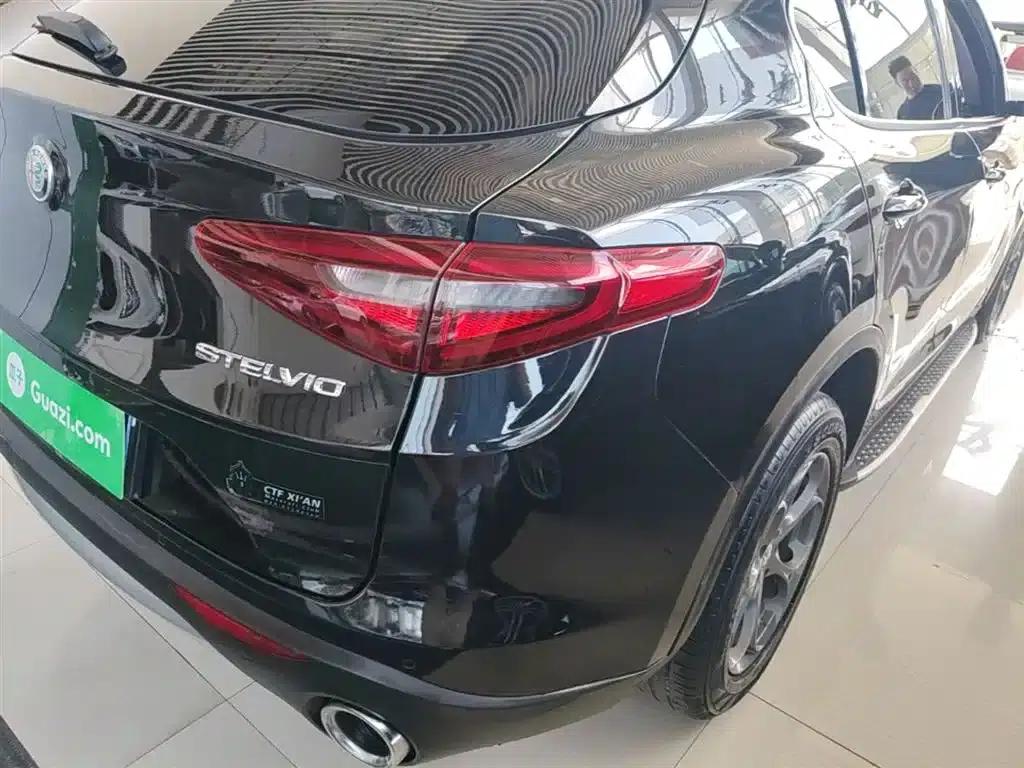 2017 Stelvio 2.0T 200HP Elite Edition — миниатюра 8