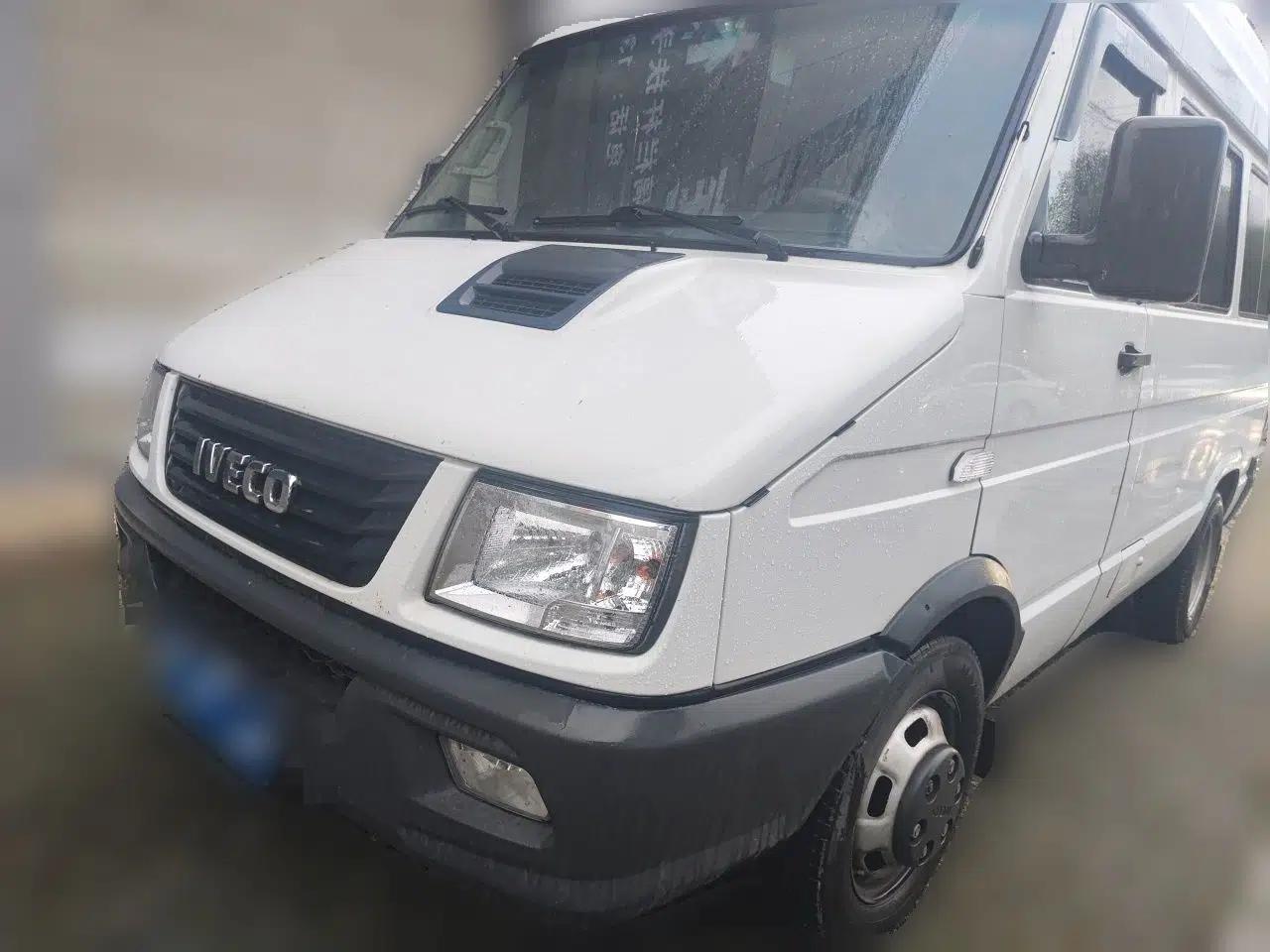 Iveco Daily 2021 2.5T A35 M1 Passenger Van 5-9 Seater Short Wheelbase Mid-Roof Design Dual Tires Manual Doors — миниатюра 1