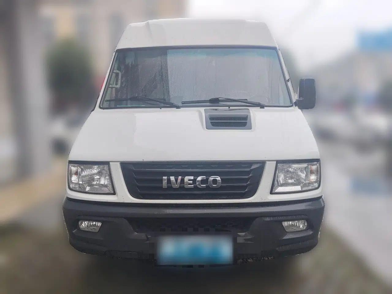 Iveco Daily 2021 2.5T A35 M1 Passenger Van 5-9 Seater Short Wheelbase Mid-Roof Design Dual Tires Manual Doors — миниатюра 2