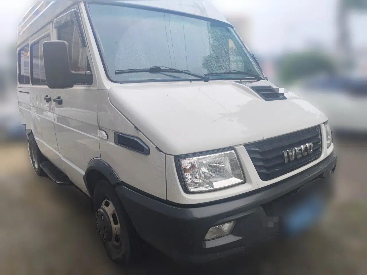 Iveco Daily 2021 2.5T A35 M1 Passenger Van 5-9 Seater Short Wheelbase Mid-Roof Design Dual Tires Manual Doors — миниатюра 3
