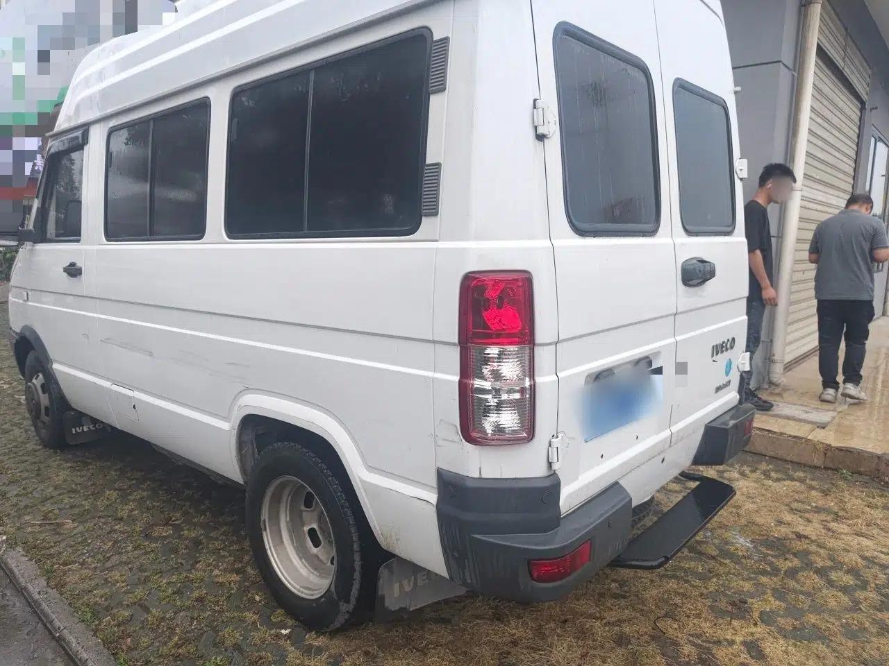 Iveco Daily 2021 2.5T A35 M1 Passenger Van 5-9 Seater Short Wheelbase Mid-Roof Design Dual Tires Manual Doors — миниатюра 4