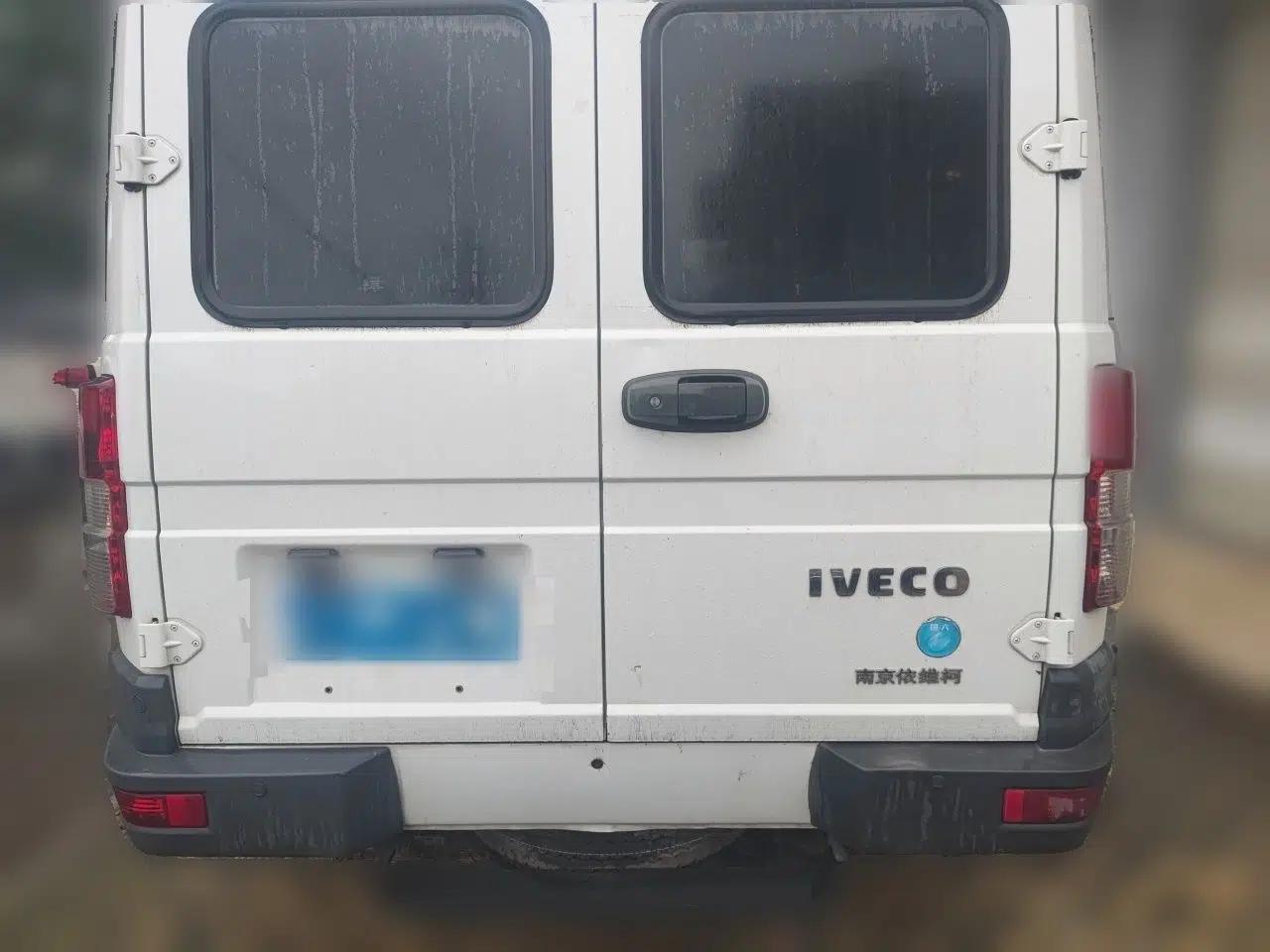 Iveco Daily 2021 2.5T A35 M1 Passenger Van 5-9 Seater Short Wheelbase Mid-Roof Design Dual Tires Manual Doors — миниатюра 5