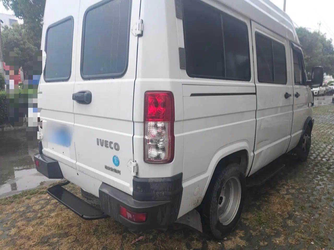 Iveco Daily 2021 2.5T A35 M1 Passenger Van 5-9 Seater Short Wheelbase Mid-Roof Design Dual Tires Manual Doors — миниатюра 6