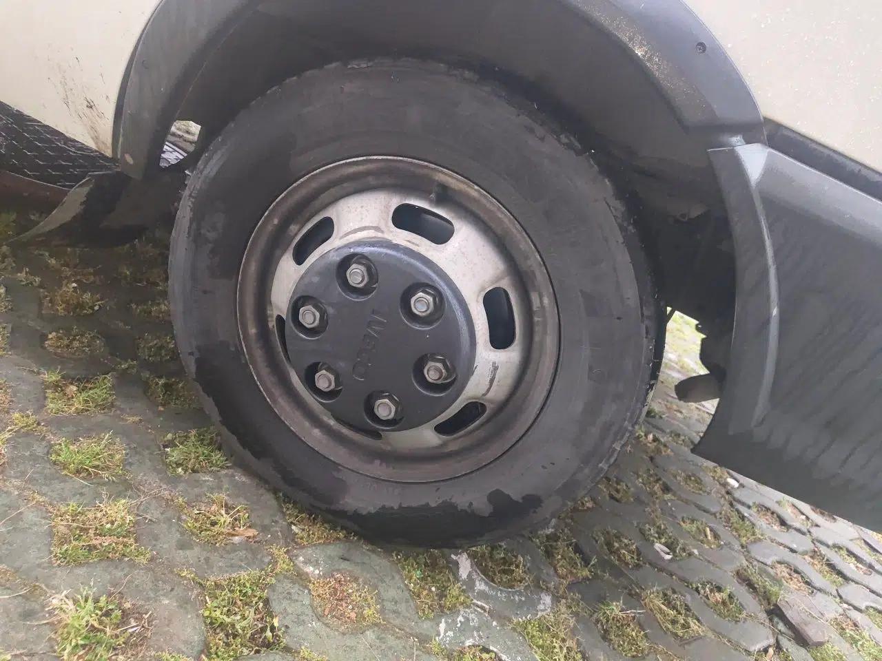 Iveco Daily 2021 2.5T A35 M1 Passenger Van 5-9 Seater Short Wheelbase Mid-Roof Design Dual Tires Manual Doors — миниатюра 8
