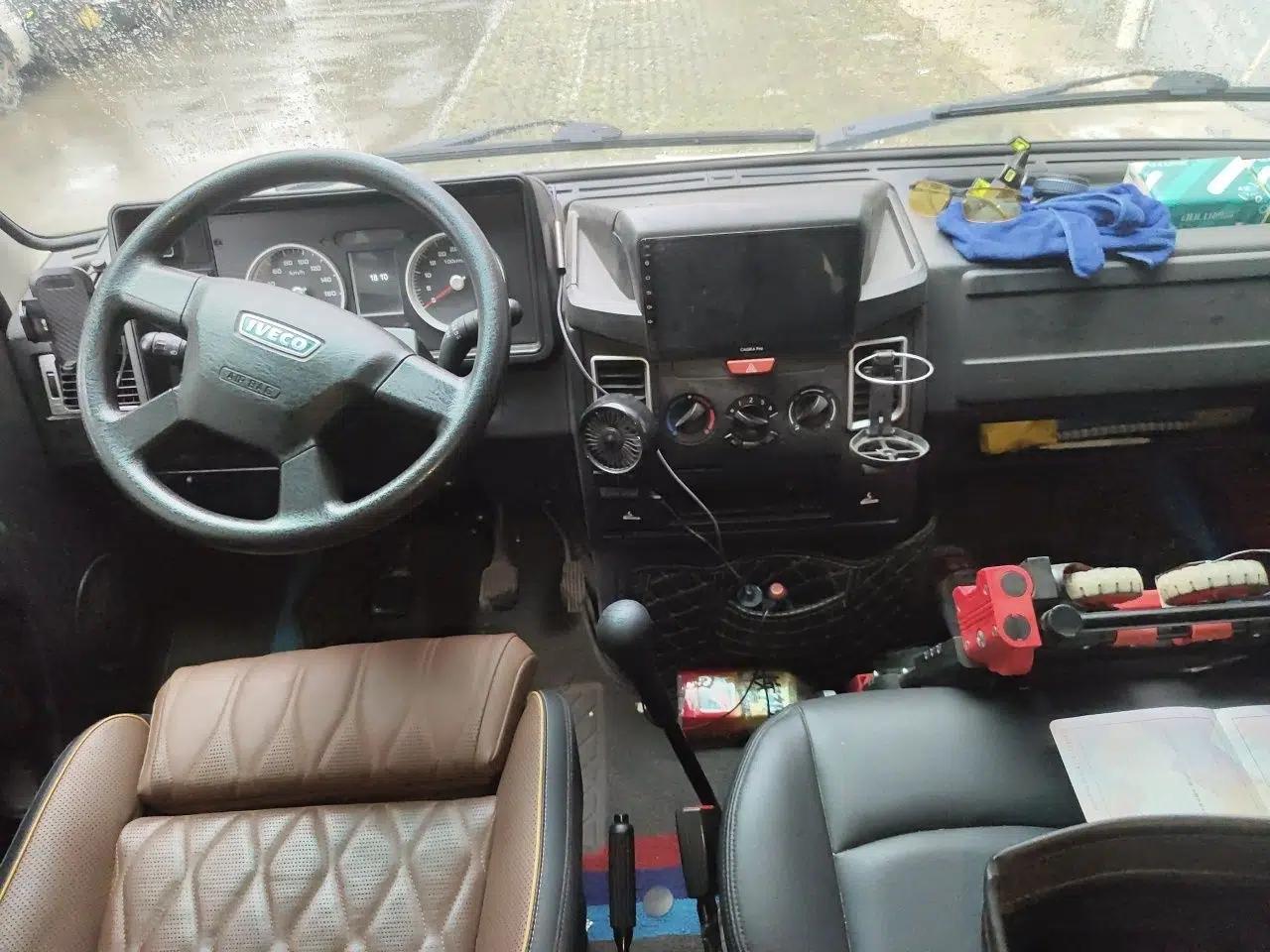 Iveco Daily 2021 2.5T A35 M1 Passenger Van 5-9 Seater Short Wheelbase Mid-Roof Design Dual Tires Manual Doors — миниатюра 10