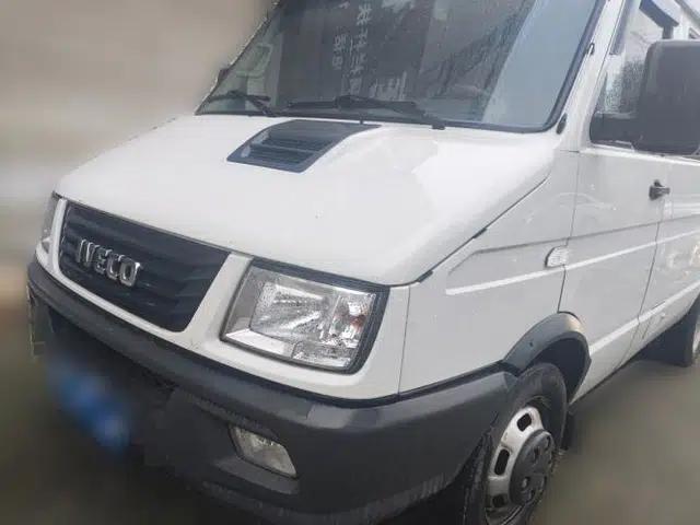 Iveco Daily 2021 2.5T A35 M1 Passenger Van 5-9 Seater Short Wheelbase Mid-Roof Design Dual Tires Manual Doors
