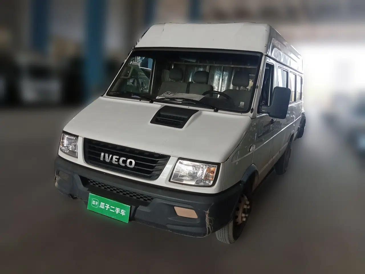 Iveco Daily 2020 2.5T A40 Passenger Van with Dual Tires Mid-Roof Design 5-9 Seats Euro V Emission Standard — миниатюра 1