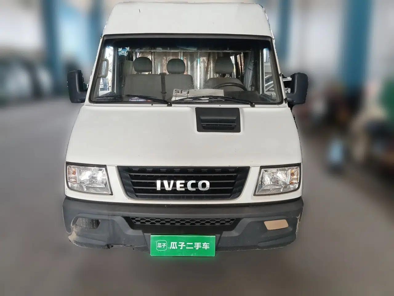 Iveco Daily 2020 2.5T A40 Passenger Van with Dual Tires Mid-Roof Design 5-9 Seats Euro V Emission Standard — миниатюра 2