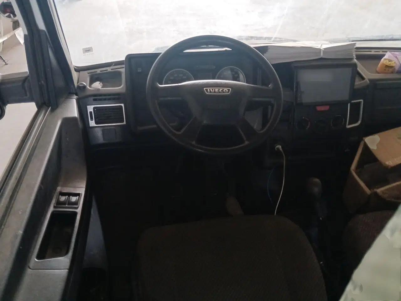 Iveco Daily 2020 2.5T A40 Passenger Van with Dual Tires Mid-Roof Design 5-9 Seats Euro V Emission Standard — миниатюра 11