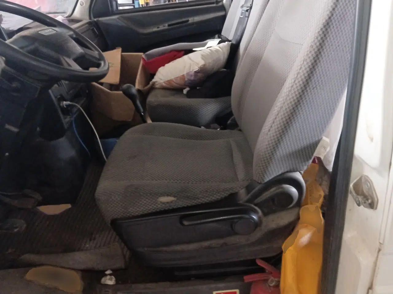 Iveco Daily 2020 2.5T A40 Passenger Van with Dual Tires Mid-Roof Design 5-9 Seats Euro V Emission Standard — миниатюра 16