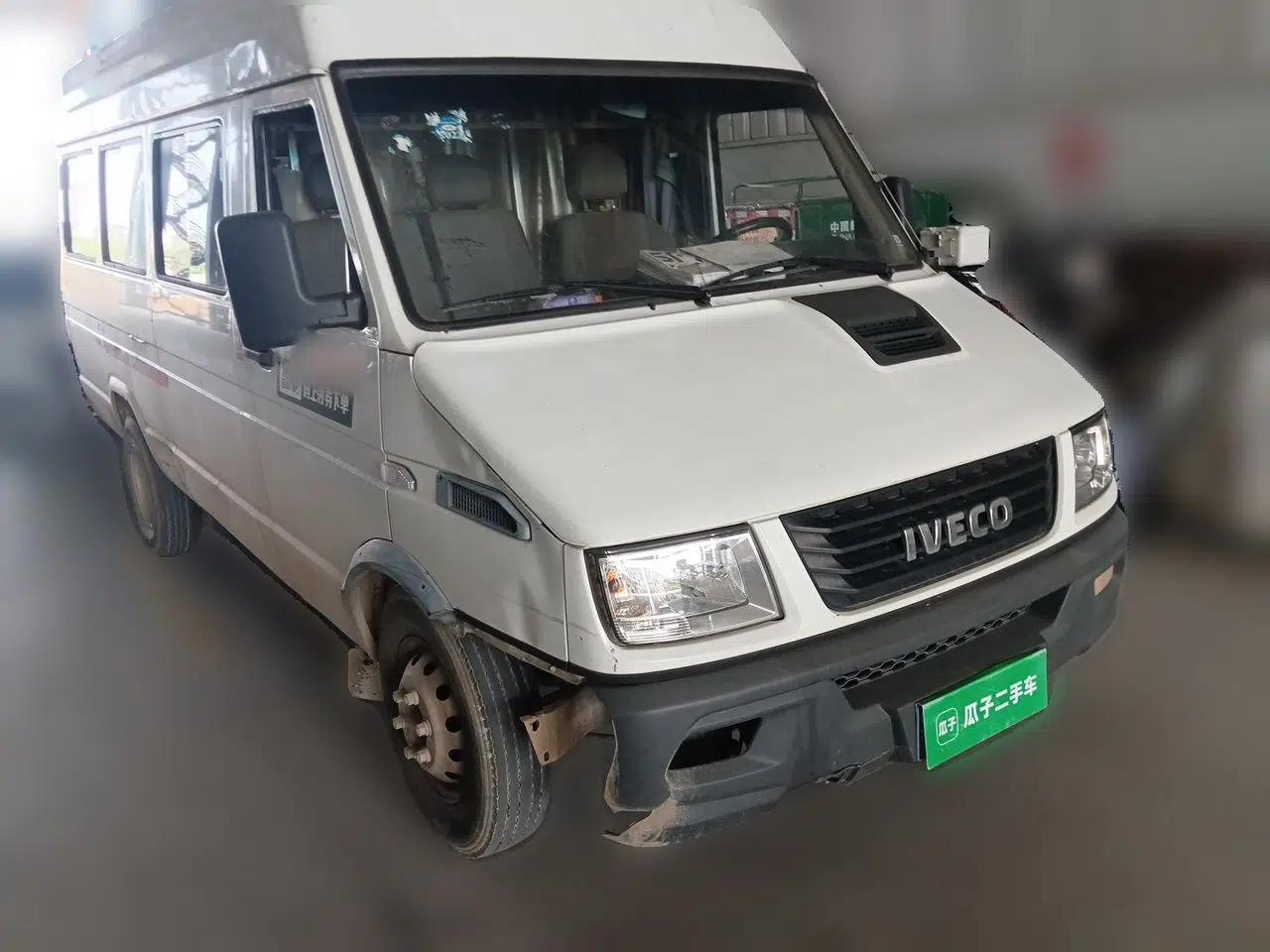 Iveco Daily 2020 2.5T A40 Passenger Van with Dual Tires Mid-Roof Design 5-9 Seats Euro V Emission Standard — миниатюра 3