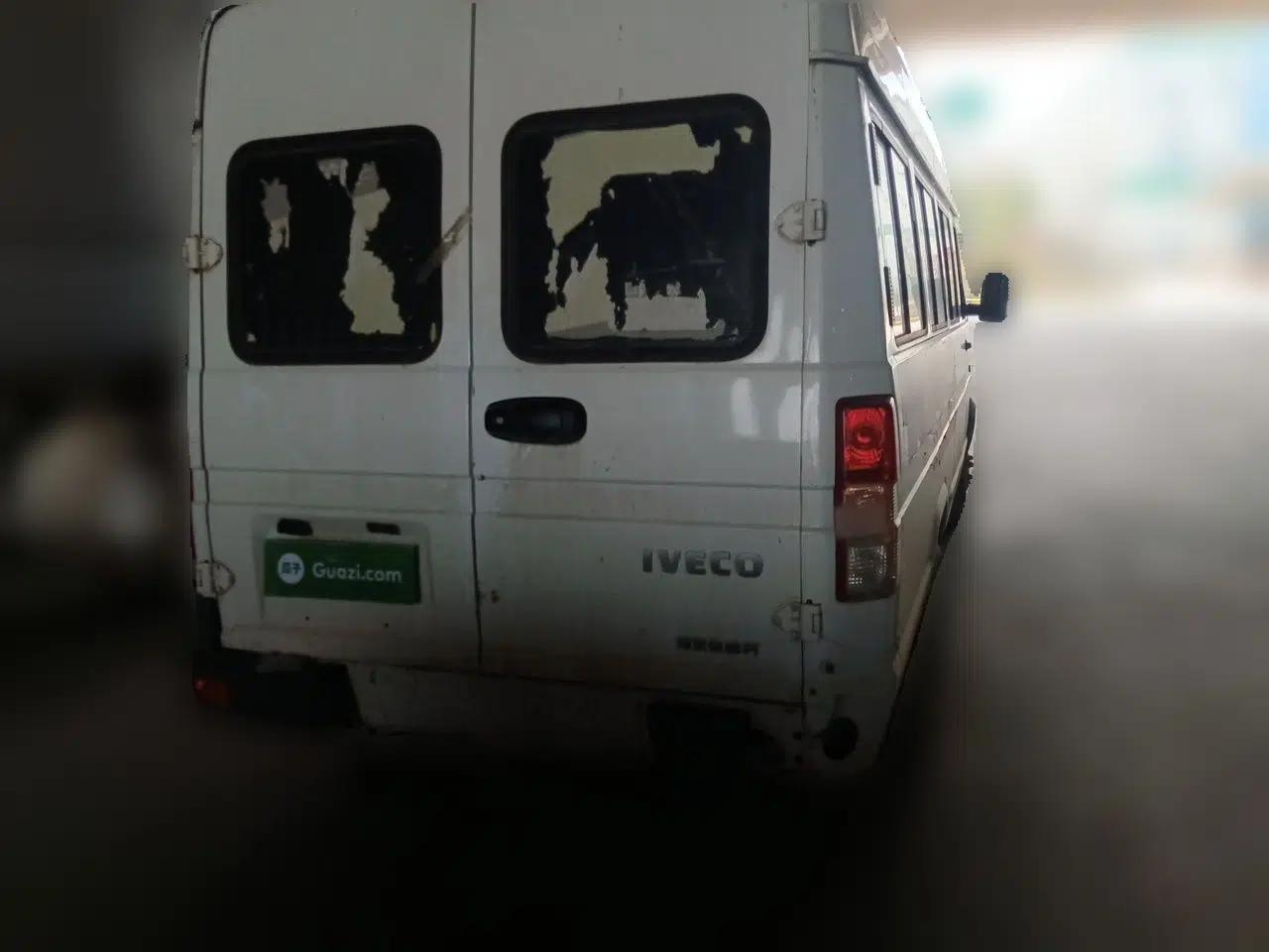Iveco Daily 2020 2.5T A40 Passenger Van with Dual Tires Mid-Roof Design 5-9 Seats Euro V Emission Standard — миниатюра 5