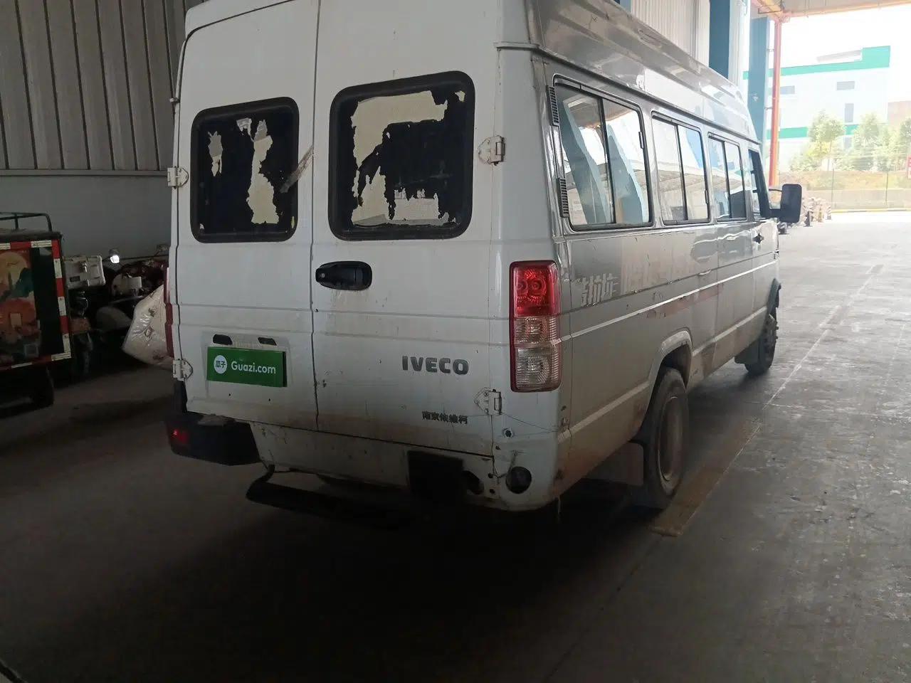Iveco Daily 2020 2.5T A40 Passenger Van with Dual Tires Mid-Roof Design 5-9 Seats Euro V Emission Standard — миниатюра 6