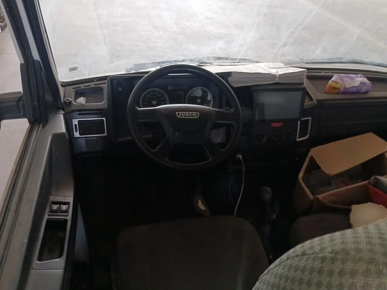Iveco Daily 2020 2.5T A40 Passenger Van with Dual Tires Mid-Roof Design 5-9 Seats Euro V Emission Standard — миниатюра 10