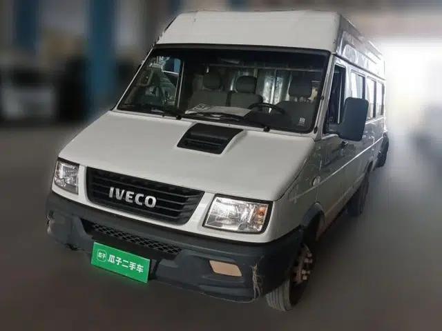 Iveco Daily 2020 2.5T A40 Passenger Van with Dual Tires Mid-Roof Design 5-9 Seats Euro V Emission Standard