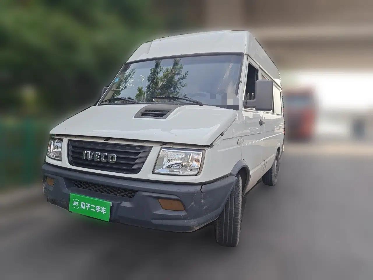 Iveco Daily 2020 2.5T A35 Passenger Van Single-Tire Mid-Roof Design 5-9 Seats with Sliding Side Door Meeting China V Emission Standards — миниатюра 1