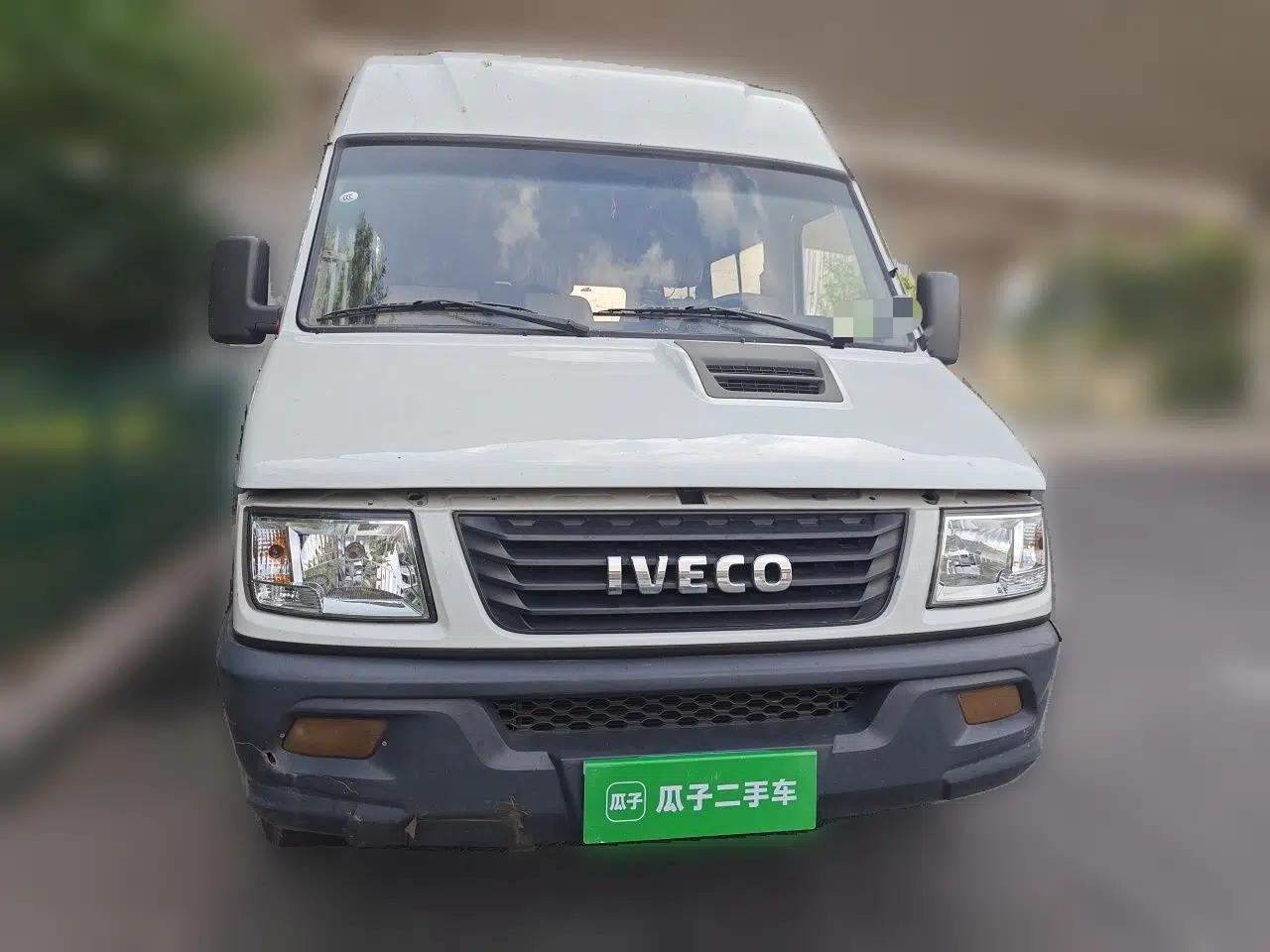 Iveco Daily 2020 2.5T A35 Passenger Van Single-Tire Mid-Roof Design 5-9 Seats with Sliding Side Door Meeting China V Emission Standards — миниатюра 2