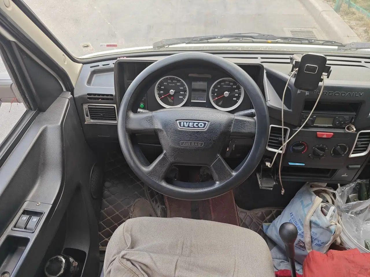Iveco Daily 2020 2.5T A35 Passenger Van Single-Tire Mid-Roof Design 5-9 Seats with Sliding Side Door Meeting China V Emission Standards — миниатюра 11