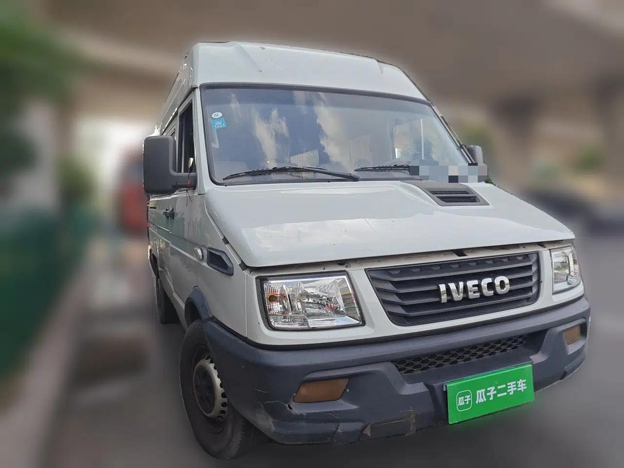 Iveco Daily 2020 2.5T A35 Passenger Van Single-Tire Mid-Roof Design 5-9 Seats with Sliding Side Door Meeting China V Emission Standards — миниатюра 3