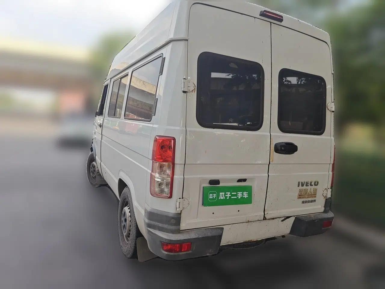Iveco Daily 2020 2.5T A35 Passenger Van Single-Tire Mid-Roof Design 5-9 Seats with Sliding Side Door Meeting China V Emission Standards — миниатюра 4