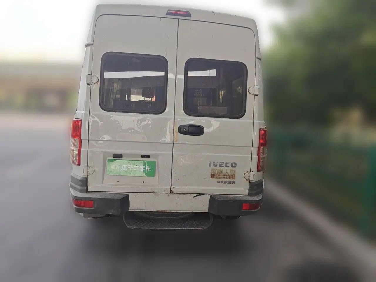 Iveco Daily 2020 2.5T A35 Passenger Van Single-Tire Mid-Roof Design 5-9 Seats with Sliding Side Door Meeting China V Emission Standards — миниатюра 5