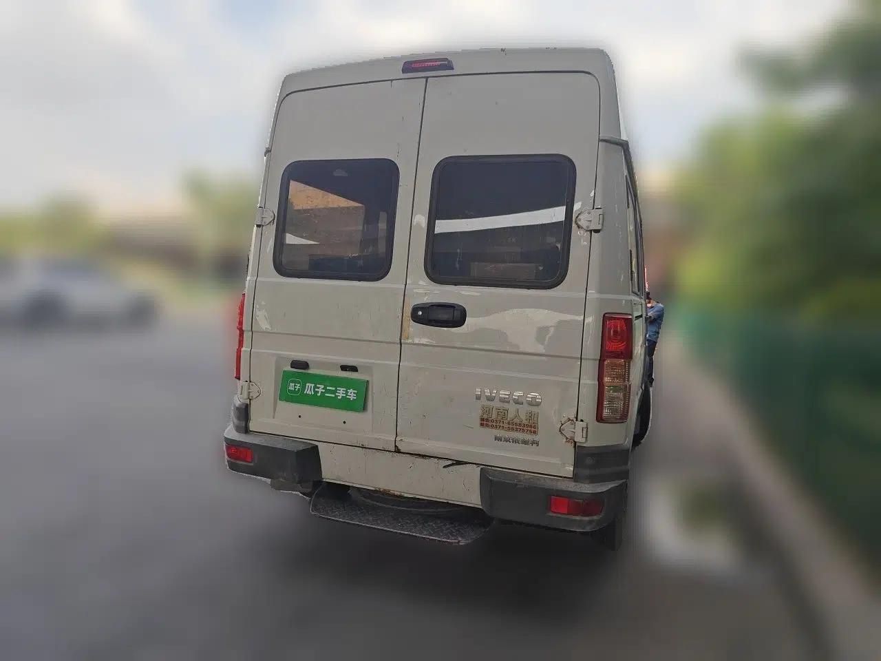 Iveco Daily 2020 2.5T A35 Passenger Van Single-Tire Mid-Roof Design 5-9 Seats with Sliding Side Door Meeting China V Emission Standards — миниатюра 6