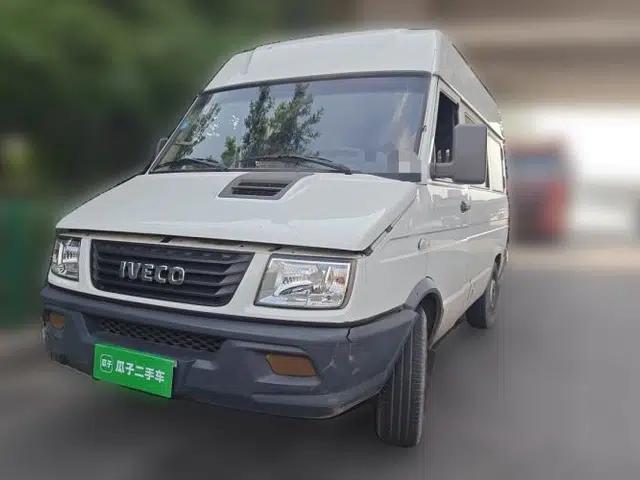 Iveco Daily 2020 2.5T A35 Passenger Van Single-Tire Mid-Roof Design 5-9 Seats with Sliding Side Door Meeting China V Emission Standards