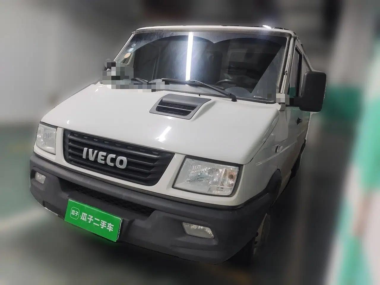 Iveco Daily 2023 2.5T V35 Van Short Wheelbase Low Roof Dual Tires Manual Doors 2-3 Seater — миниатюра 1
