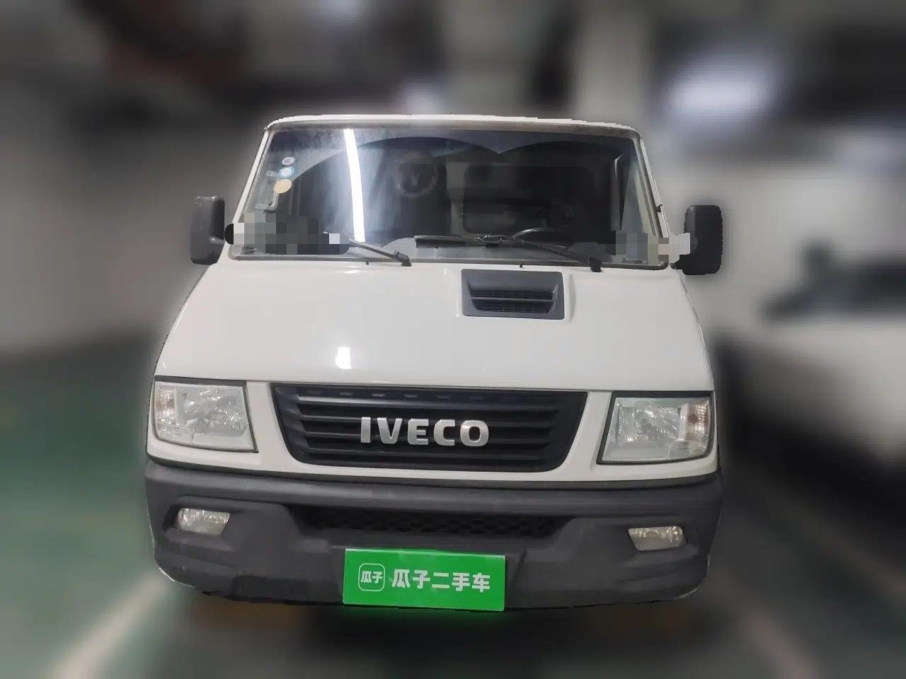 Iveco Daily 2023 2.5T V35 Van Short Wheelbase Low Roof Dual Tires Manual Doors 2-3 Seater — миниатюра 2