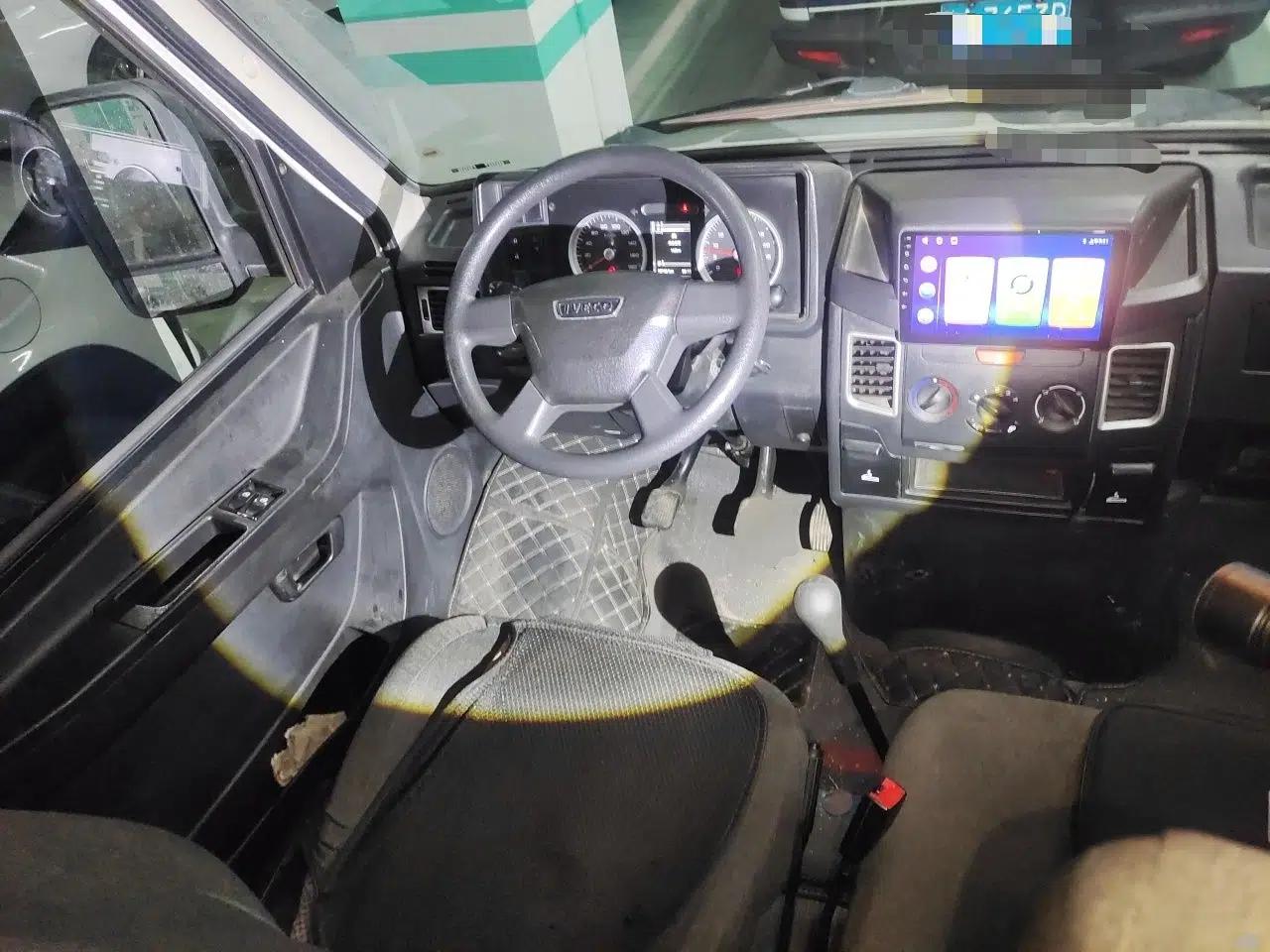 Iveco Daily 2023 2.5T V35 Van Short Wheelbase Low Roof Dual Tires Manual Doors 2-3 Seater — миниатюра 11