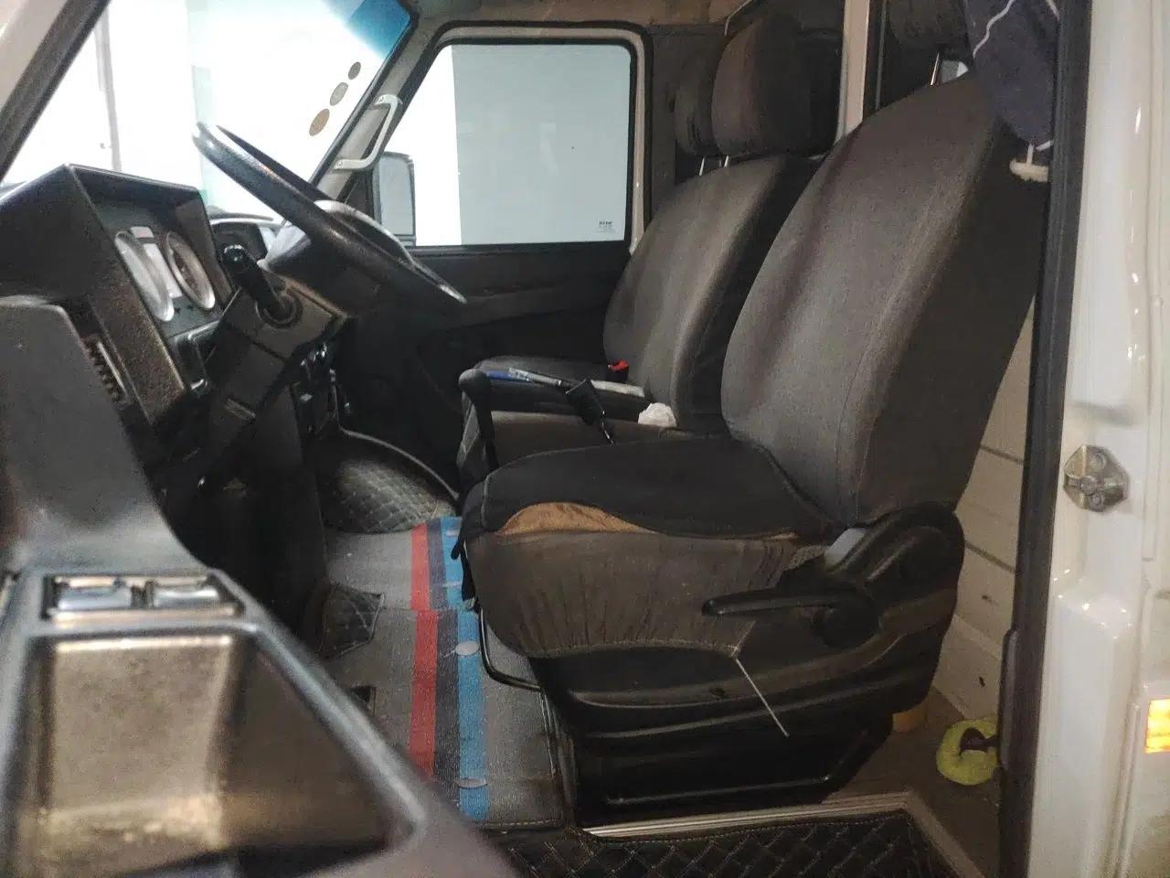 Iveco Daily 2023 2.5T V35 Van Short Wheelbase Low Roof Dual Tires Manual Doors 2-3 Seater — миниатюра 16