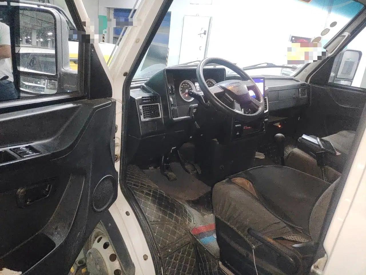 Iveco Daily 2023 2.5T V35 Van Short Wheelbase Low Roof Dual Tires Manual Doors 2-3 Seater — миниатюра 17
