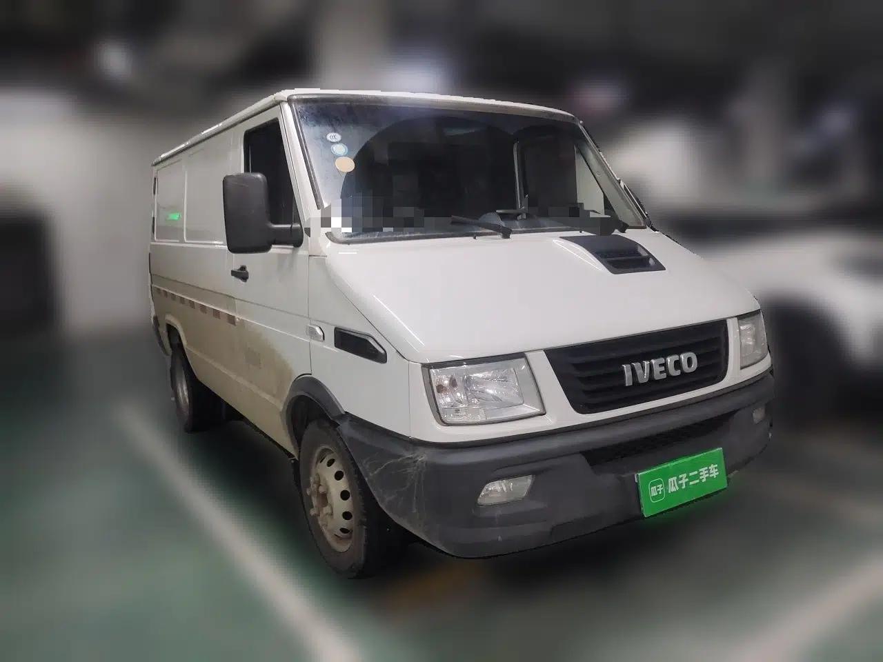 Iveco Daily 2023 2.5T V35 Van Short Wheelbase Low Roof Dual Tires Manual Doors 2-3 Seater — миниатюра 3