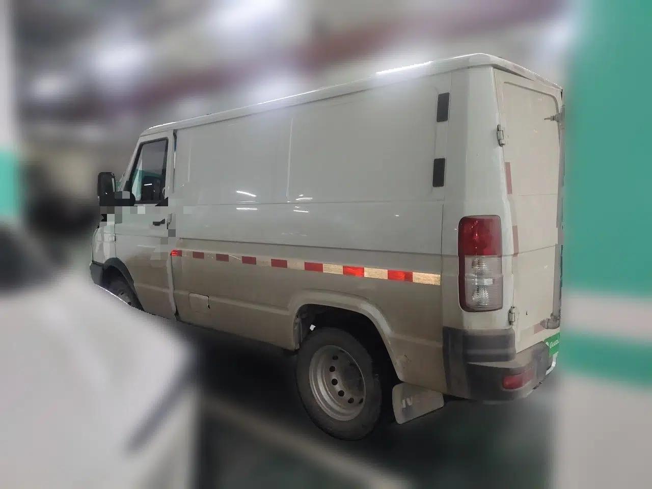 Iveco Daily 2023 2.5T V35 Van Short Wheelbase Low Roof Dual Tires Manual Doors 2-3 Seater — миниатюра 4