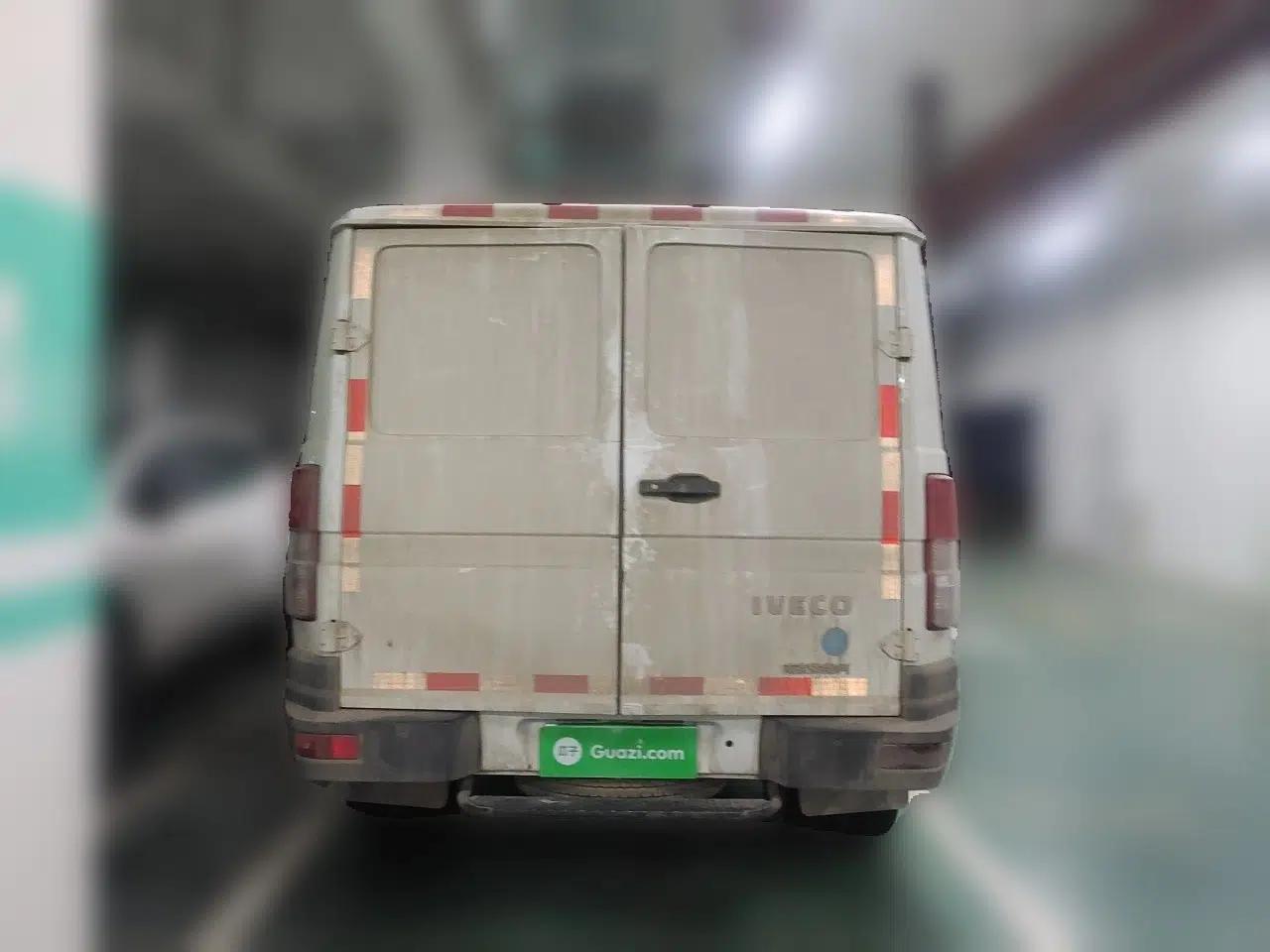 Iveco Daily 2023 2.5T V35 Van Short Wheelbase Low Roof Dual Tires Manual Doors 2-3 Seater — миниатюра 5