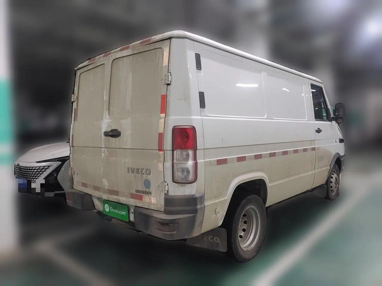 Iveco Daily 2023 2.5T V35 Van Short Wheelbase Low Roof Dual Tires Manual Doors 2-3 Seater — миниатюра 6
