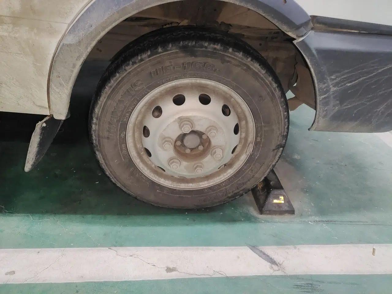 Iveco Daily 2023 2.5T V35 Van Short Wheelbase Low Roof Dual Tires Manual Doors 2-3 Seater — миниатюра 8
