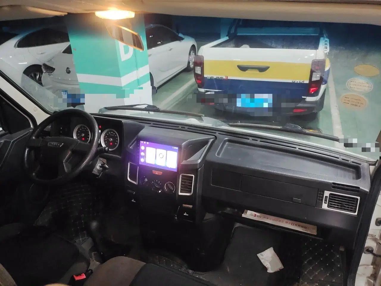 Iveco Daily 2023 2.5T V35 Van Short Wheelbase Low Roof Dual Tires Manual Doors 2-3 Seater — миниатюра 10