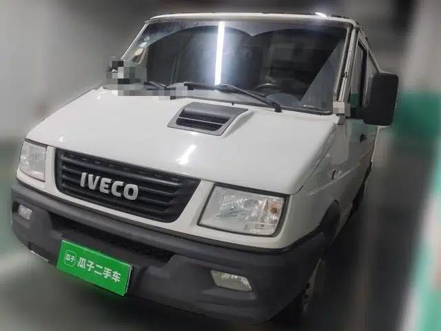 Iveco Daily 2023 2.5T V35 Van Short Wheelbase Low Roof Dual Tires Manual Doors 2-3 Seater