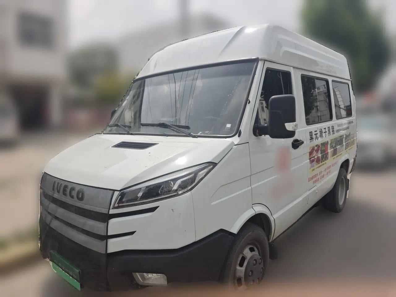 Iveco Daily 2021 2.5T A35 M1 Passenger Van 5-9 Seater Short Wheelbase Mid-Roof Design Dual Tires Manual Doors — миниатюра 1