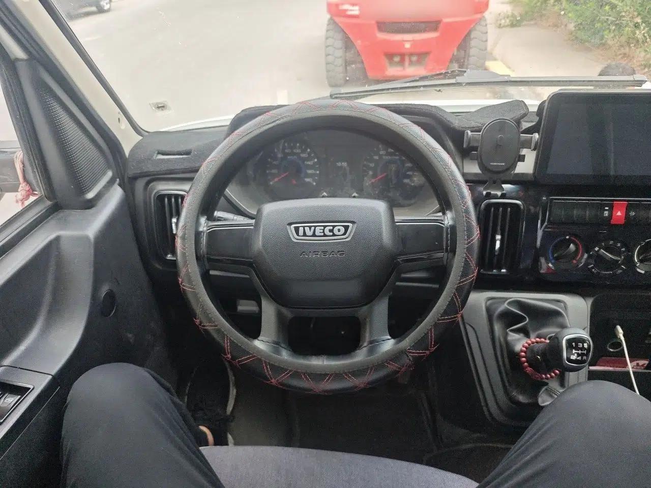Iveco Daily 2021 2.5T A35 M1 Passenger Van 5-9 Seater Short Wheelbase Mid-Roof Design Dual Tires Manual Doors — миниатюра 11