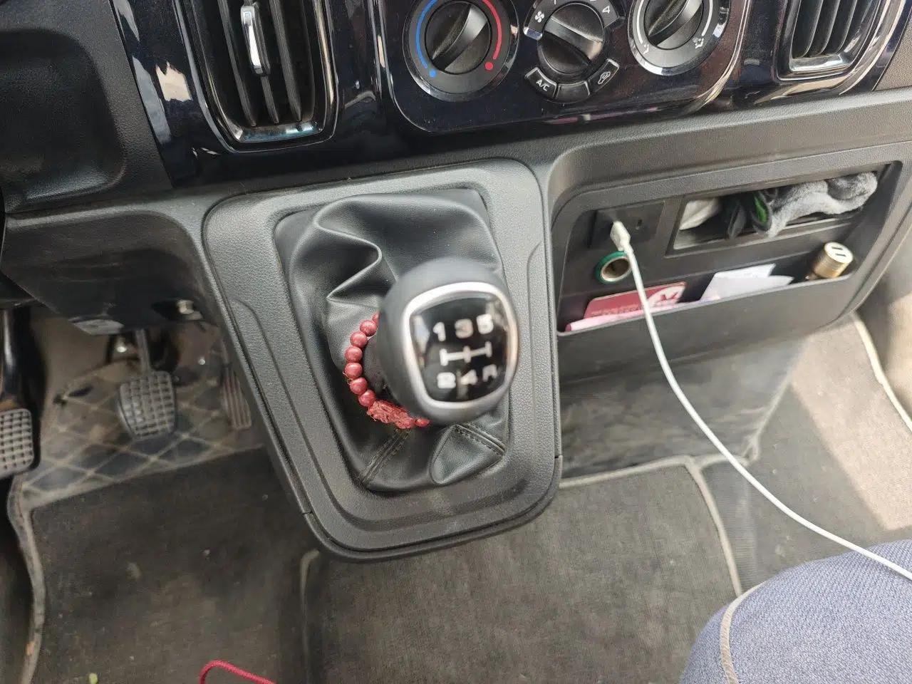 Iveco Daily 2021 2.5T A35 M1 Passenger Van 5-9 Seater Short Wheelbase Mid-Roof Design Dual Tires Manual Doors — миниатюра 15