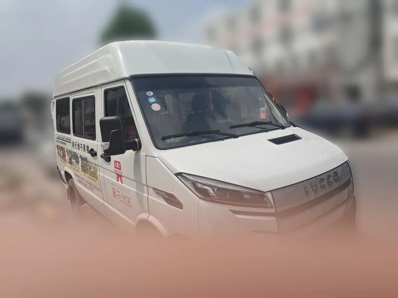 Iveco Daily 2021 2.5T A35 M1 Passenger Van 5-9 Seater Short Wheelbase Mid-Roof Design Dual Tires Manual Doors — миниатюра 3