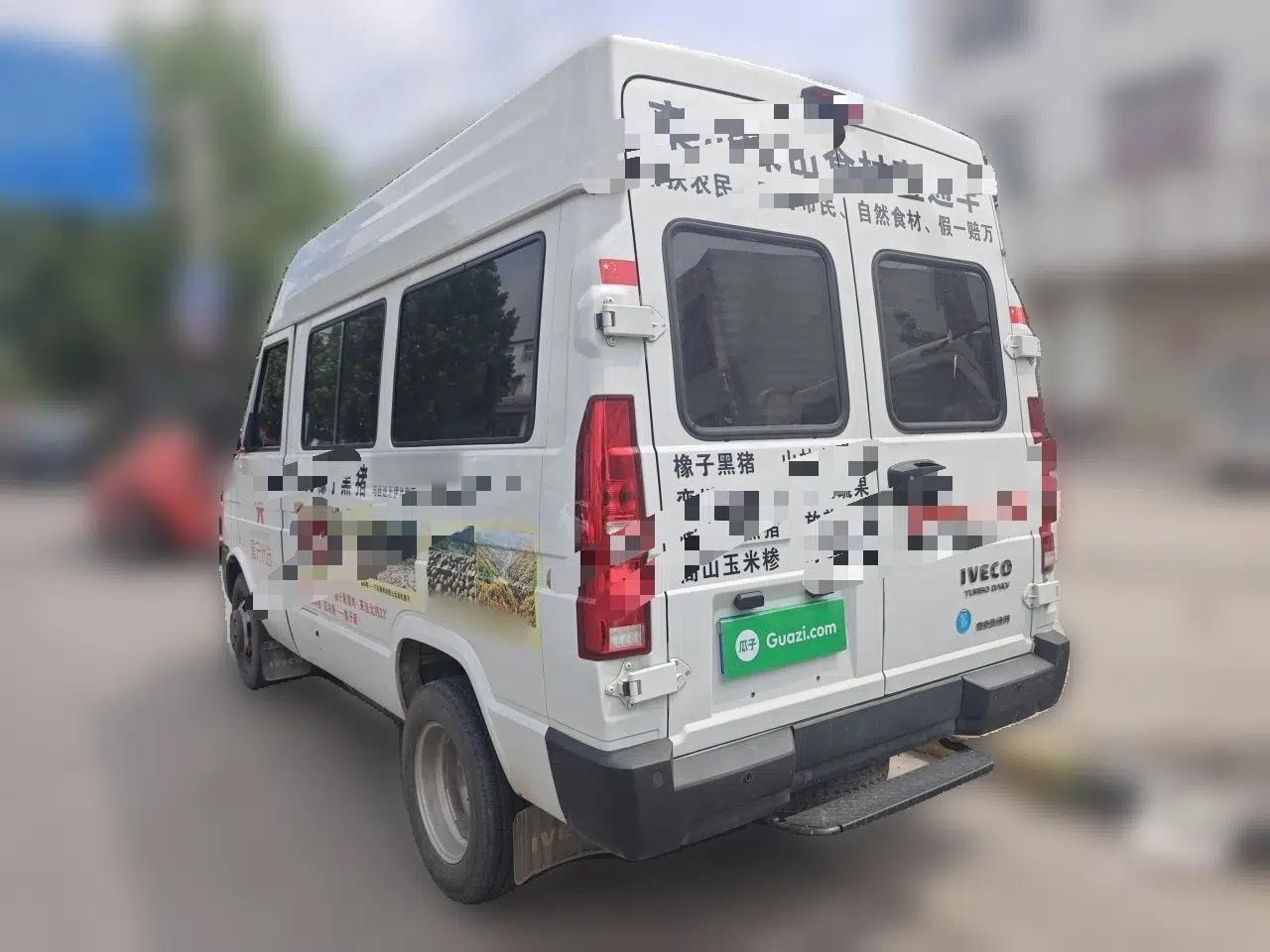 Iveco Daily 2021 2.5T A35 M1 Passenger Van 5-9 Seater Short Wheelbase Mid-Roof Design Dual Tires Manual Doors — миниатюра 4