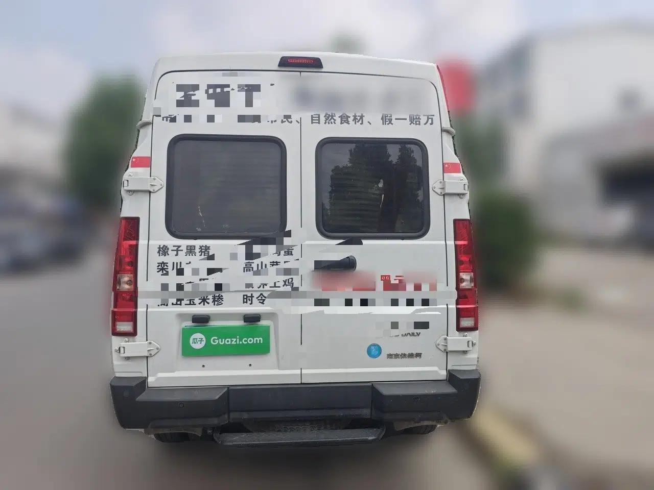 Iveco Daily 2021 2.5T A35 M1 Passenger Van 5-9 Seater Short Wheelbase Mid-Roof Design Dual Tires Manual Doors — миниатюра 5
